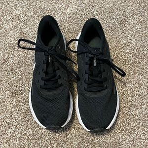 Nike shoes size 8! Black with white Nike sign